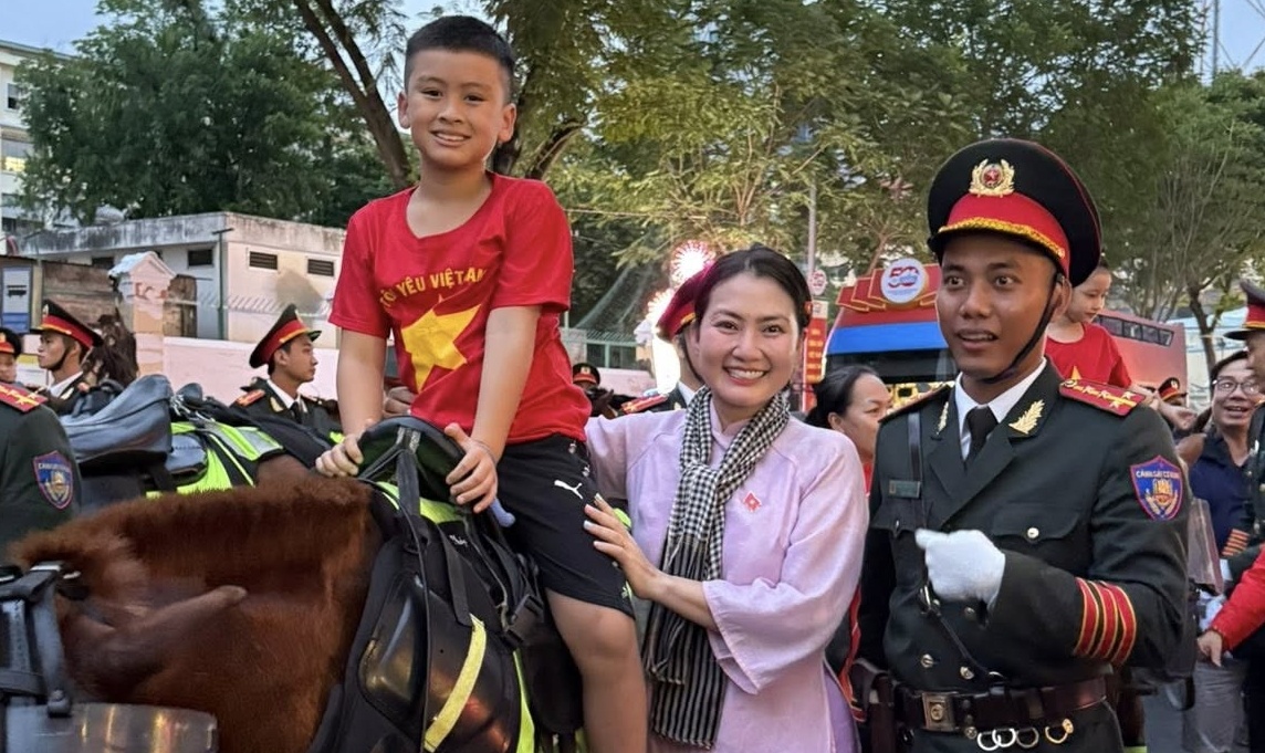 Ngoc Lan dua con trai xem so duyet dieu binh hinh anh