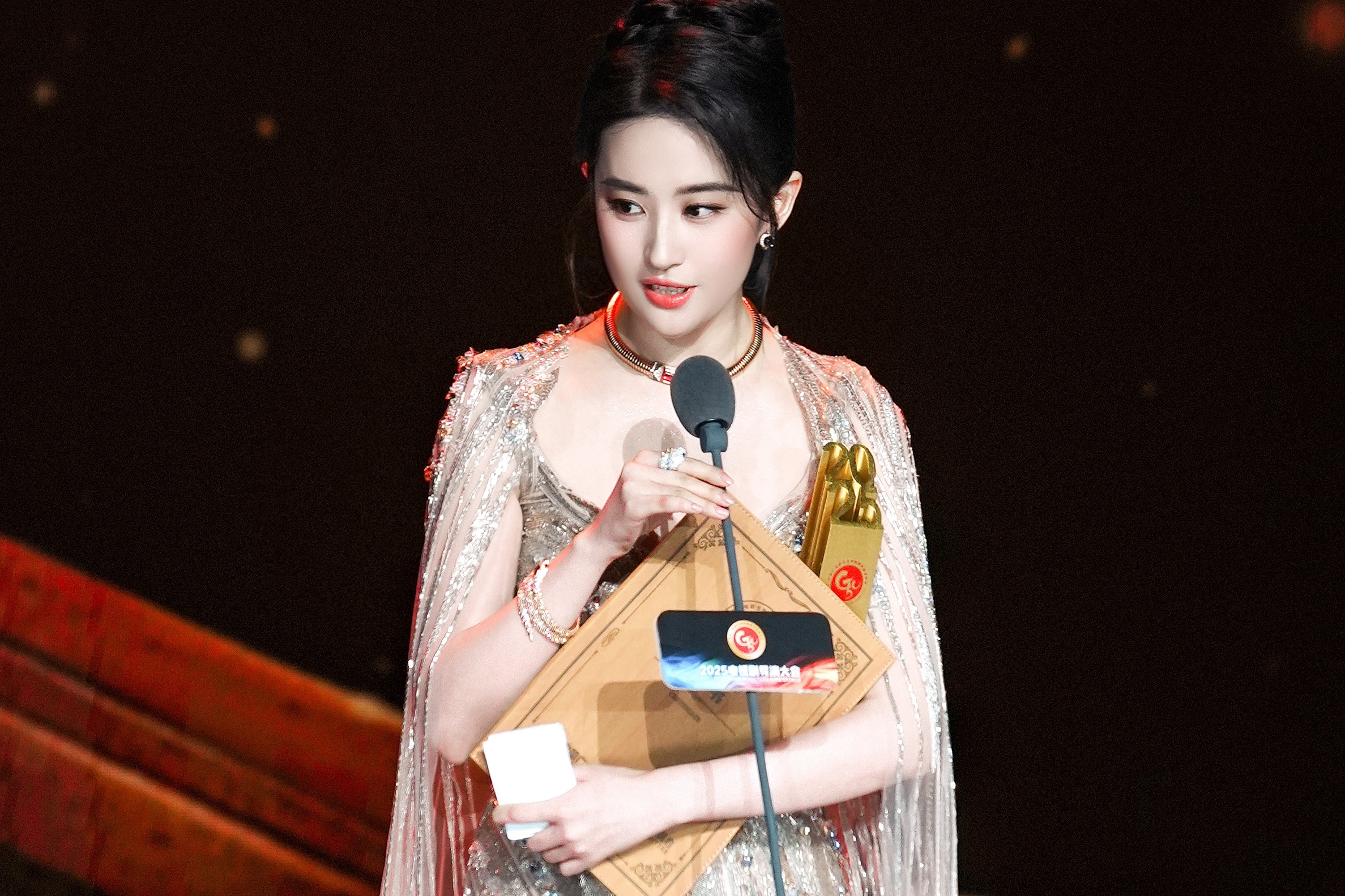 Luu Diec Phi vap tranh cai hinh anh