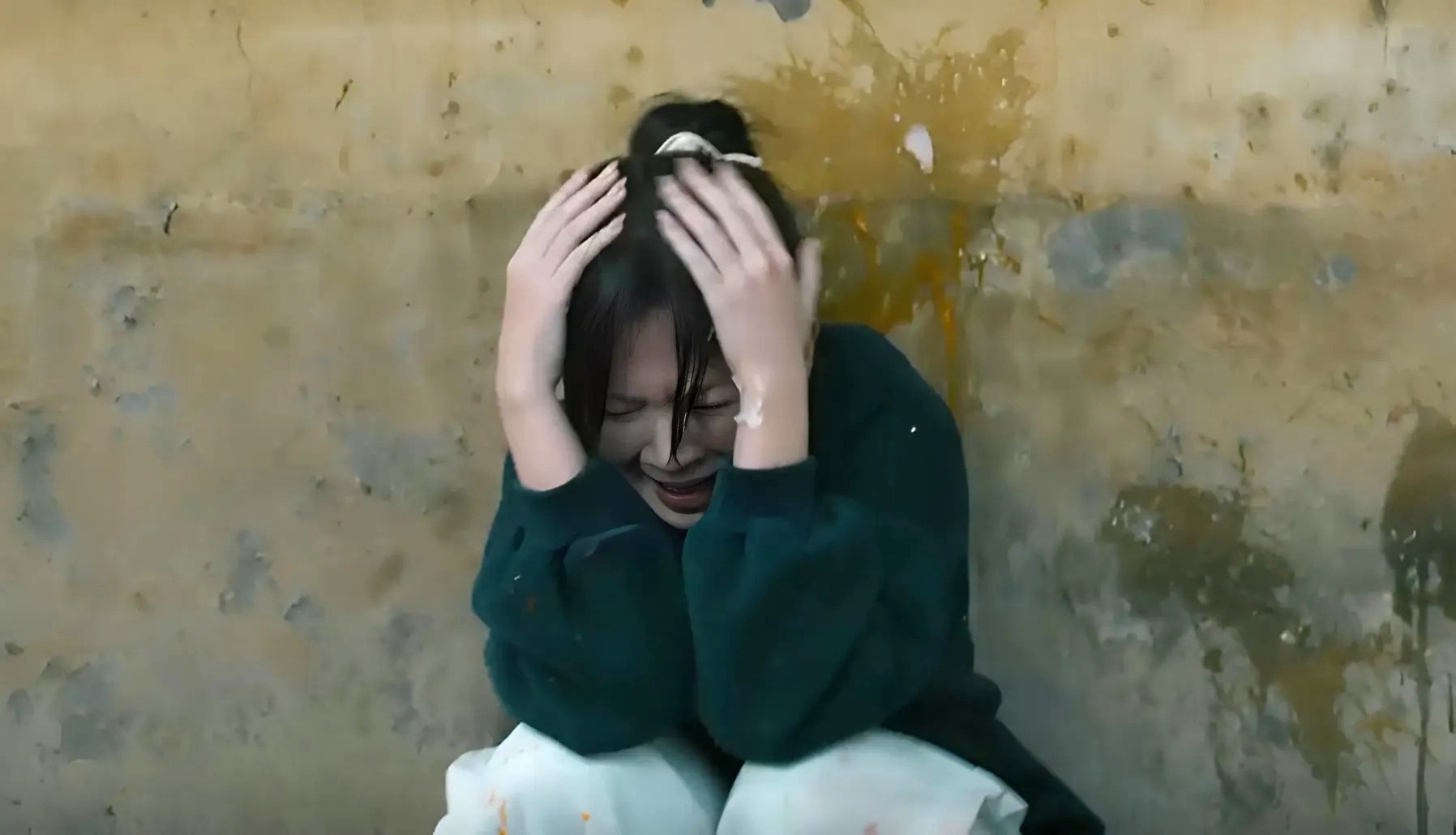 Dang sau canh Ngoc Huyen bi nem 100 qua trung vao nguoi hinh anh