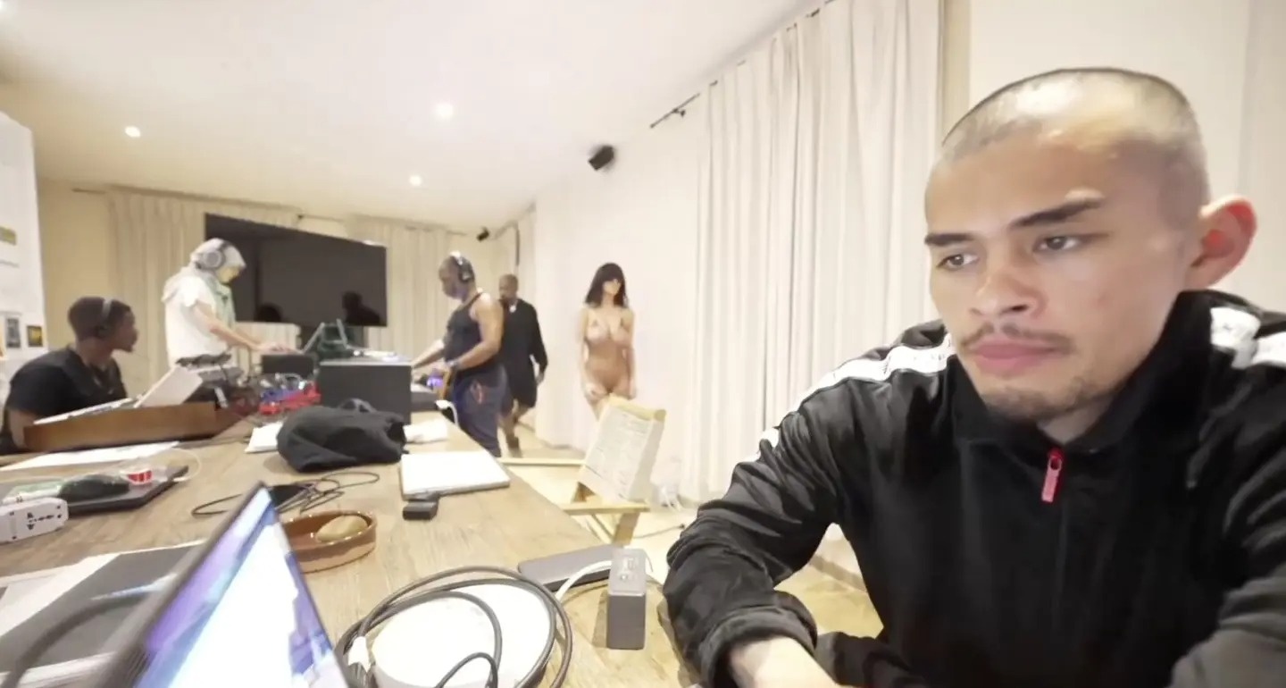 Vo Kanye West mac nhu khoa than tai buoi livestream hinh anh