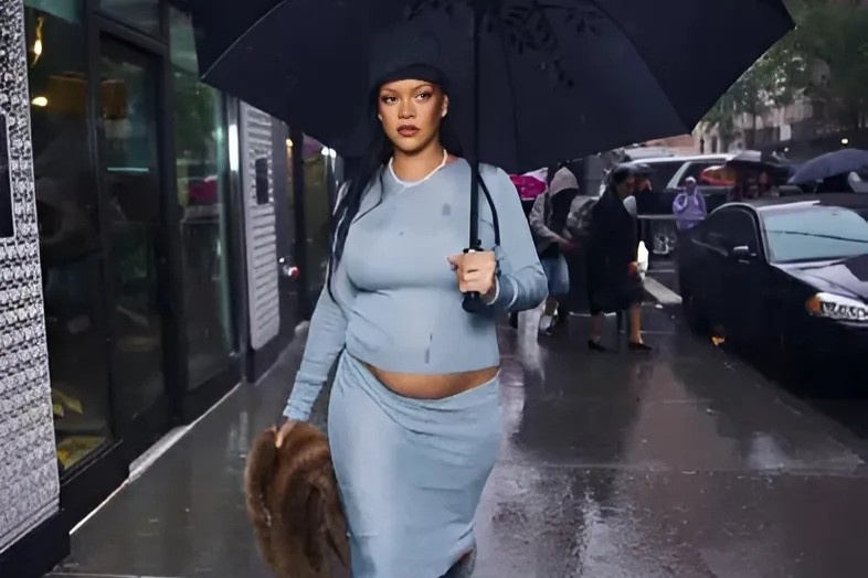 Rihanna mang thai con thu ba hinh anh