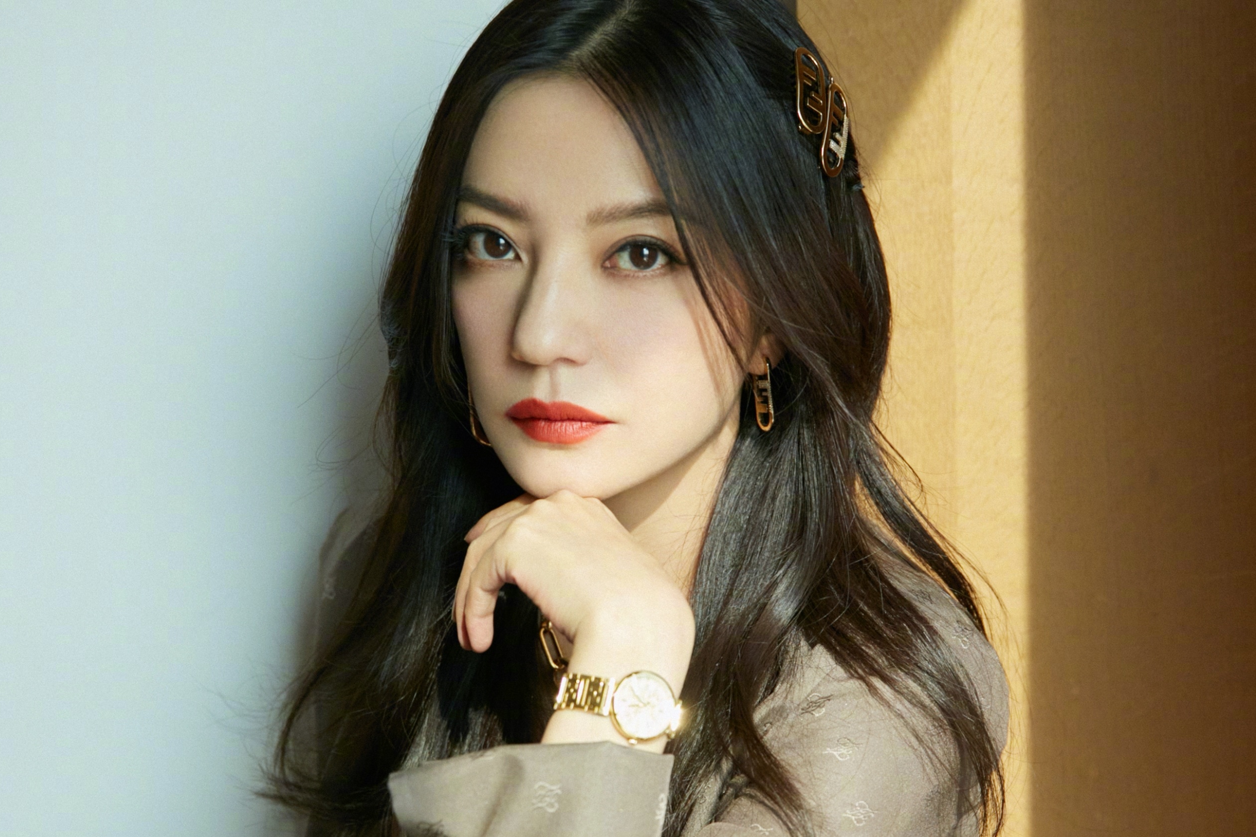 Trieu Vy ban thao tai san hinh anh