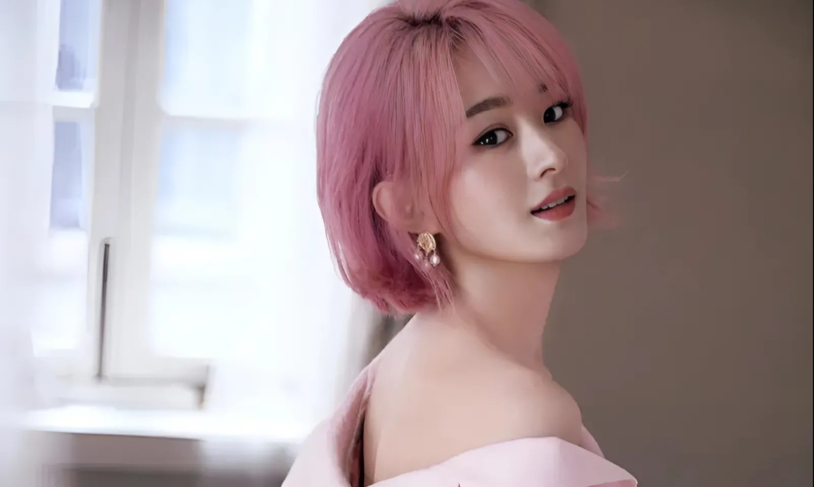 Dien mao thay doi cua Trieu Le Dinh hinh anh