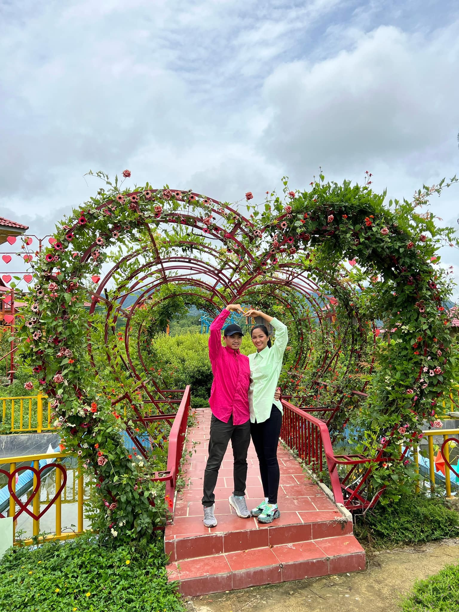 H'Hen Nie,  chong H'Hen Nie,  hoa hau H'Hen Nie anh 2