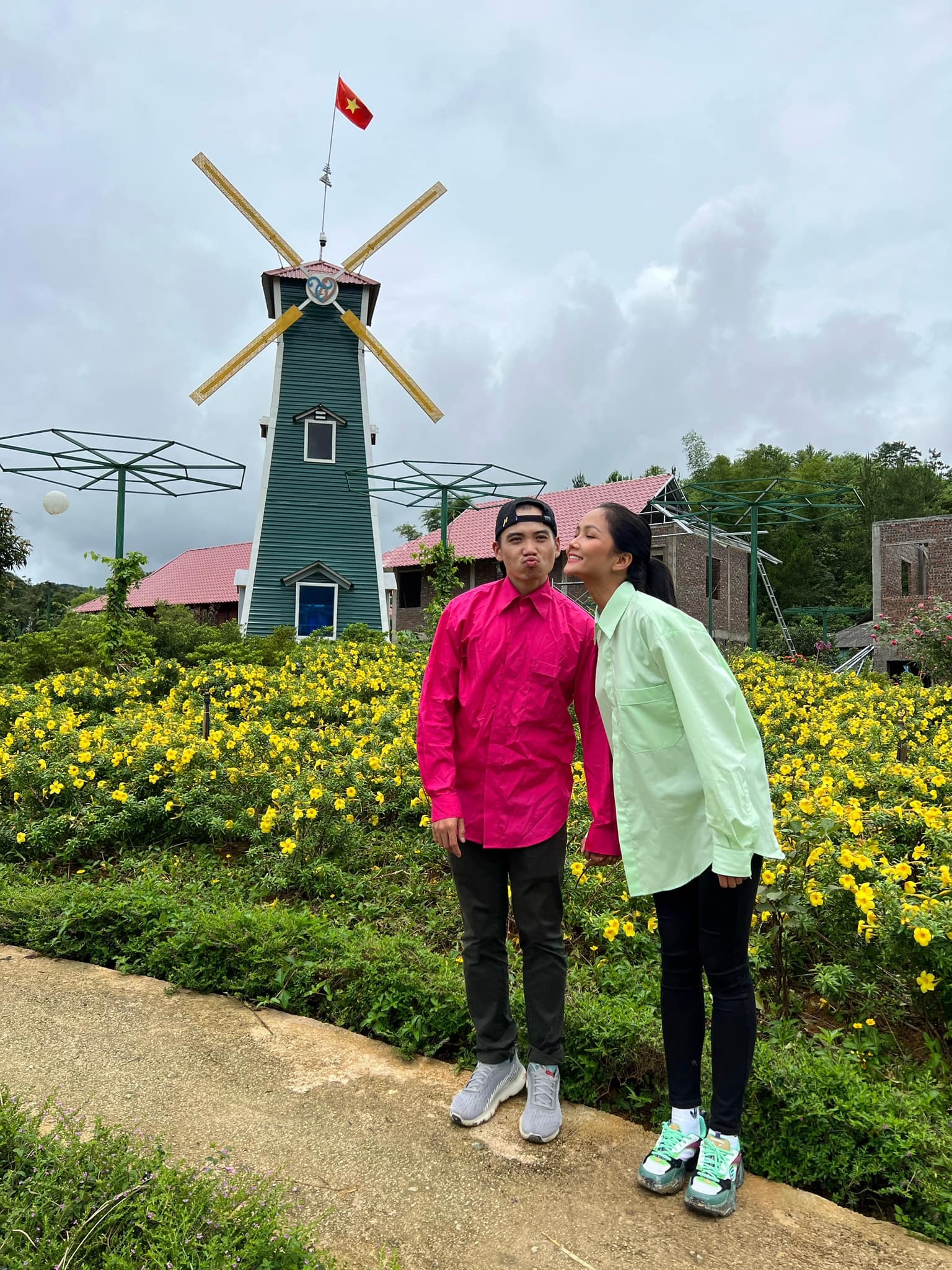 H'Hen Nie,  chong H'Hen Nie,  hoa hau H'Hen Nie anh 1