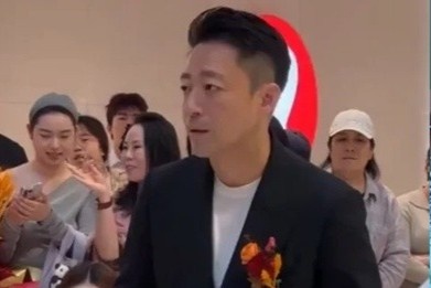 Uong Tieu Phi noi gian khi livestream cung vo hinh anh