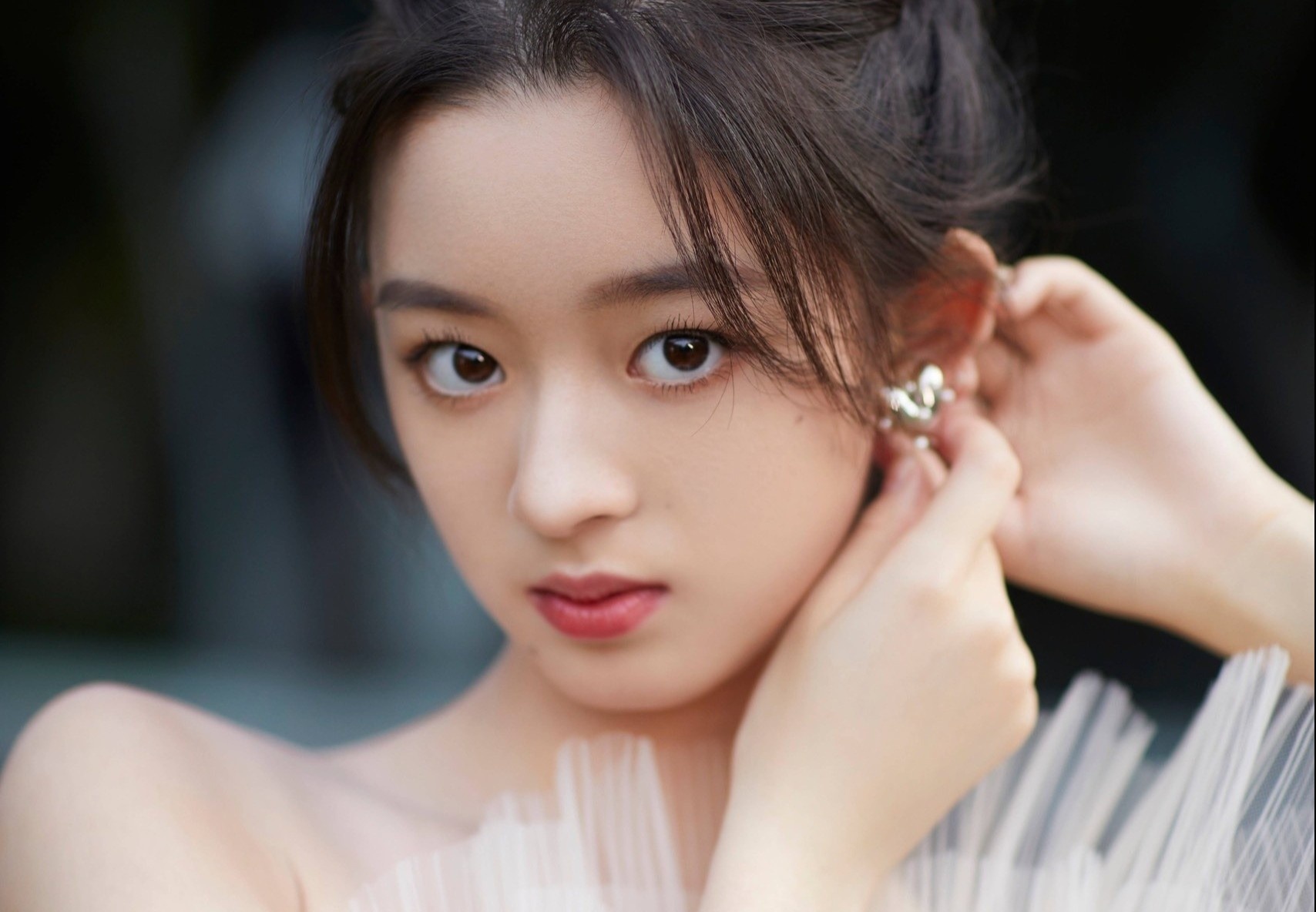 Thiet hai cua sao nu 18 tuoi chua dung lai hinh anh