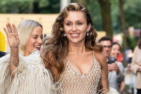 Miley Cyrus mac xuyen thau hinh anh