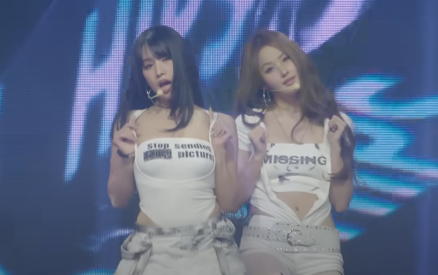 Nhom nhac gay tranh cai vi vu dao goi duc hinh anh