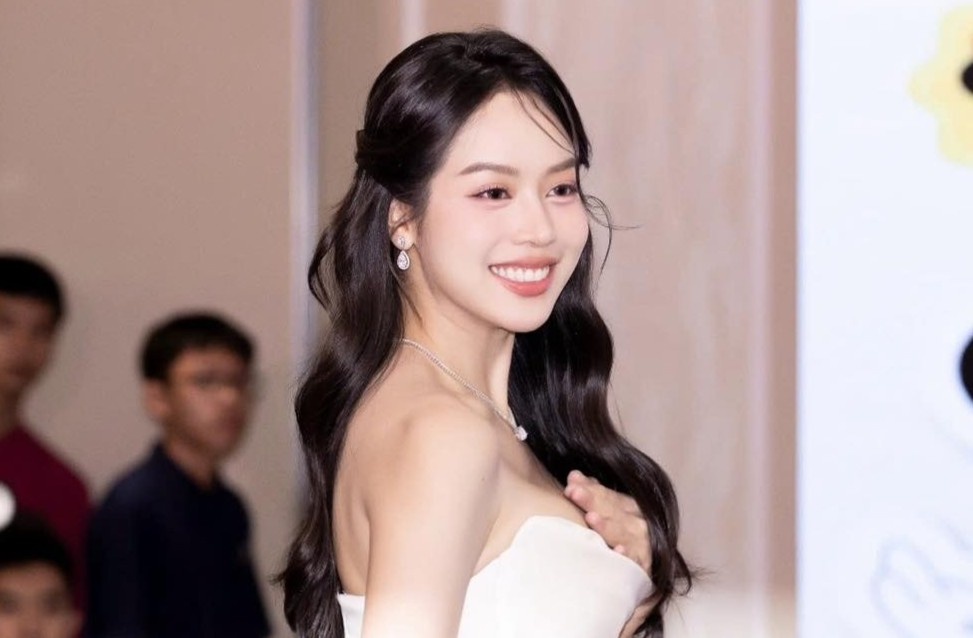 Thanh Thuy lam giam khao cuoc thi sac dep lau doi nhat Philippines hinh anh