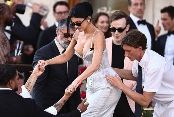 Chi em Kylie Jenner bi che gieu khi du cuoi ty phu hinh anh