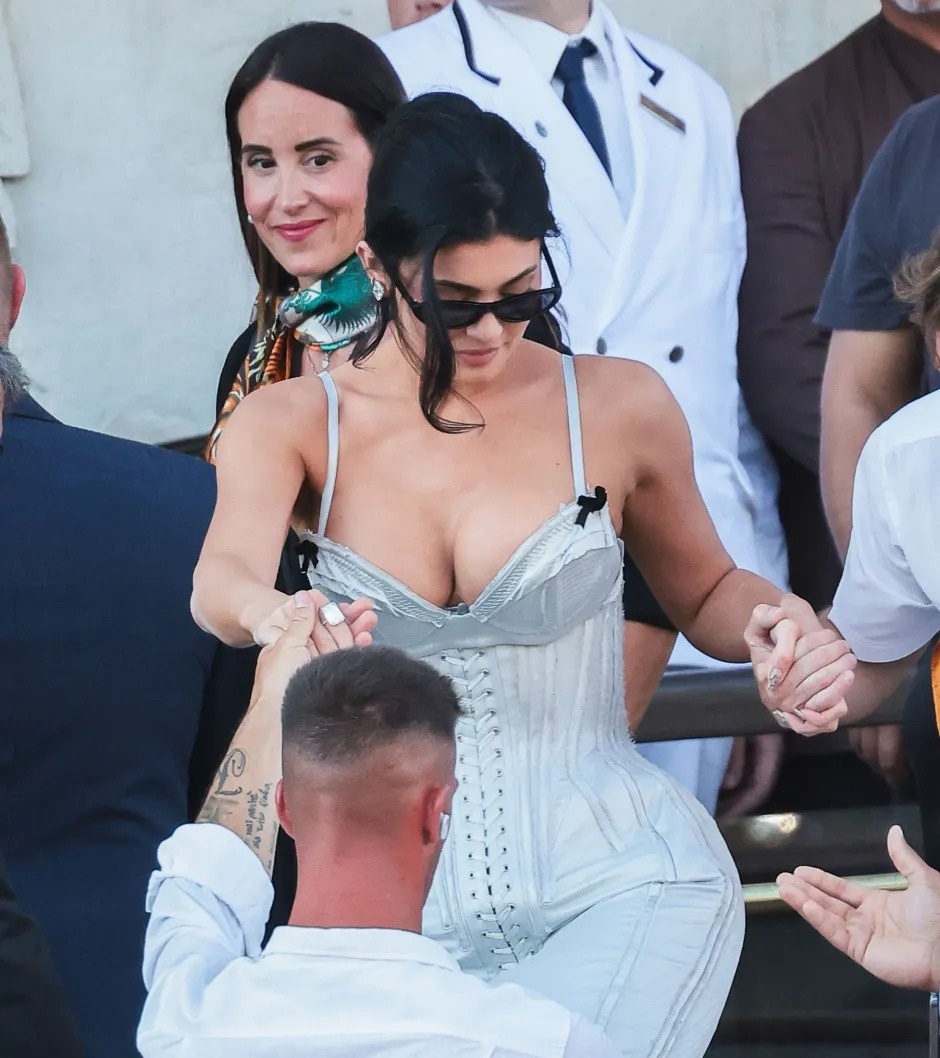 Kim Kardashian,  Kylie Jenner,  Jeff Bezos anh 2