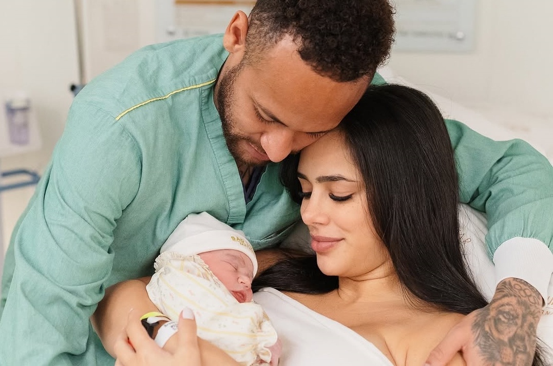 Ban gai Neymar sinh con gai hinh anh