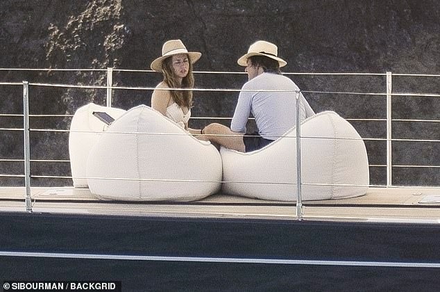 Tom Cruise,  Ana de Armas,  hen ho anh 2
