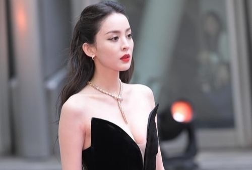 Ngoai hinh gay bao dong cua 'my nu Tan Cuong' hinh anh