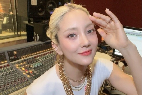 2 nghe si phai xin loi hinh anh