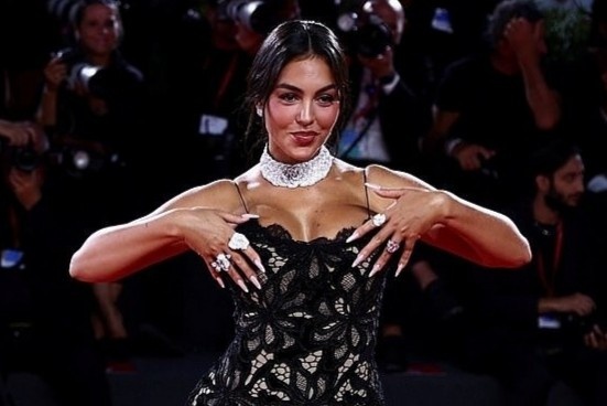 Vo sap cuoi cua Ronaldo khoe nhan kim cuong o LHP Venice hinh anh