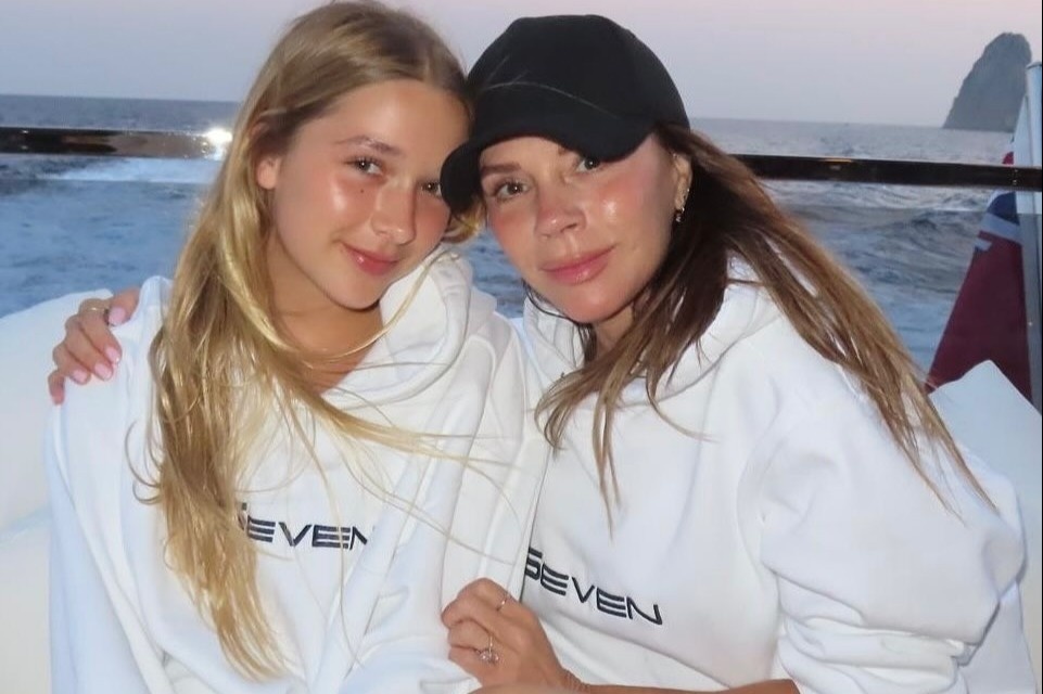 Harper Beckham ngay cang giong me hinh anh