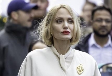 Dien mao khac la cua Angelina Jolie hinh anh