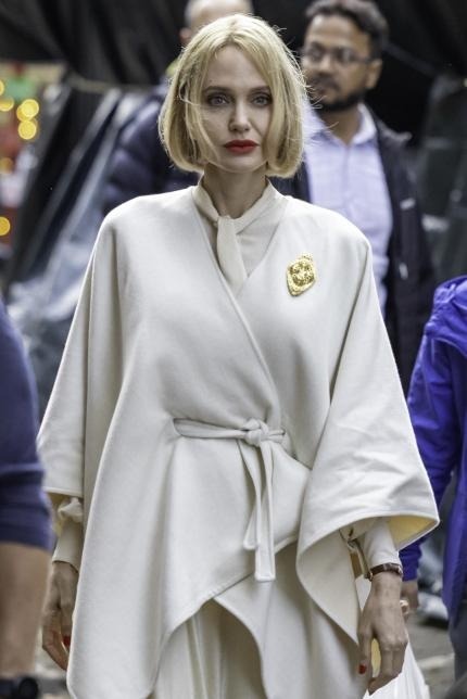 dien mao Angelina Jolie anh 1