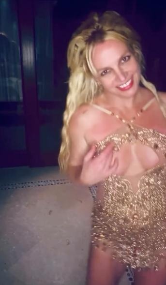 britney_spears_suffers_wardrobe.jpg