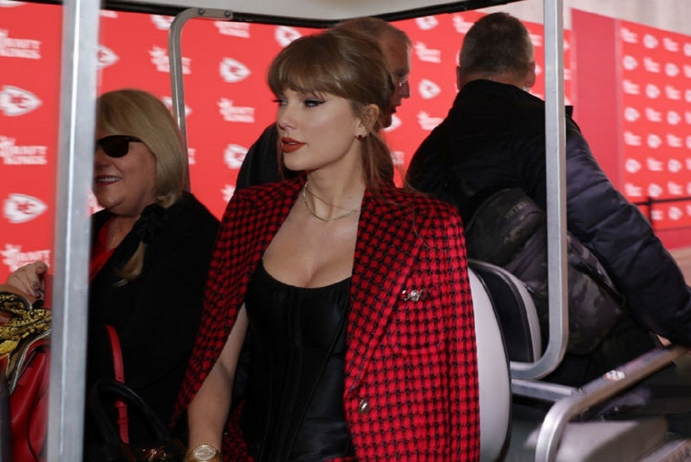 Taylor Swift nap sau tam chan chong dan? hinh anh