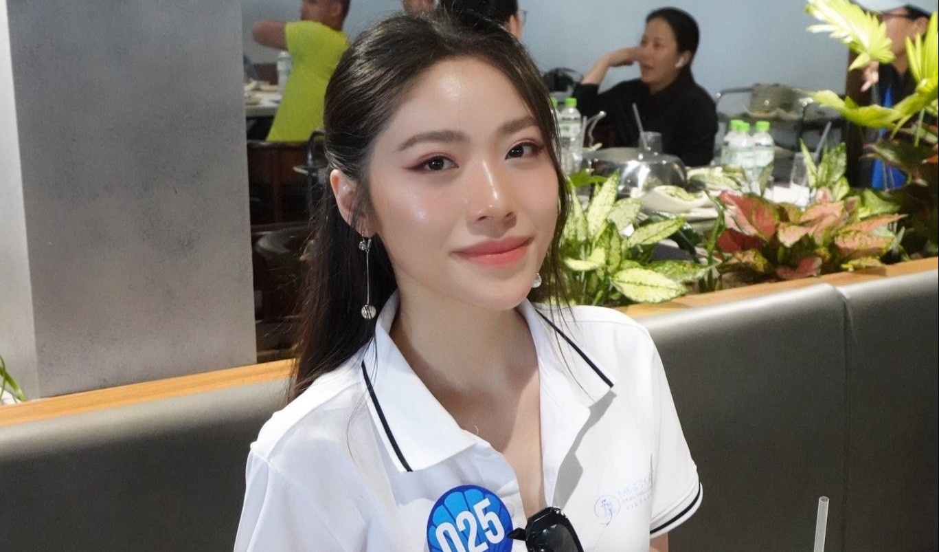 Co gai sinh nam 2002 vua dang quang hoa hau hinh anh