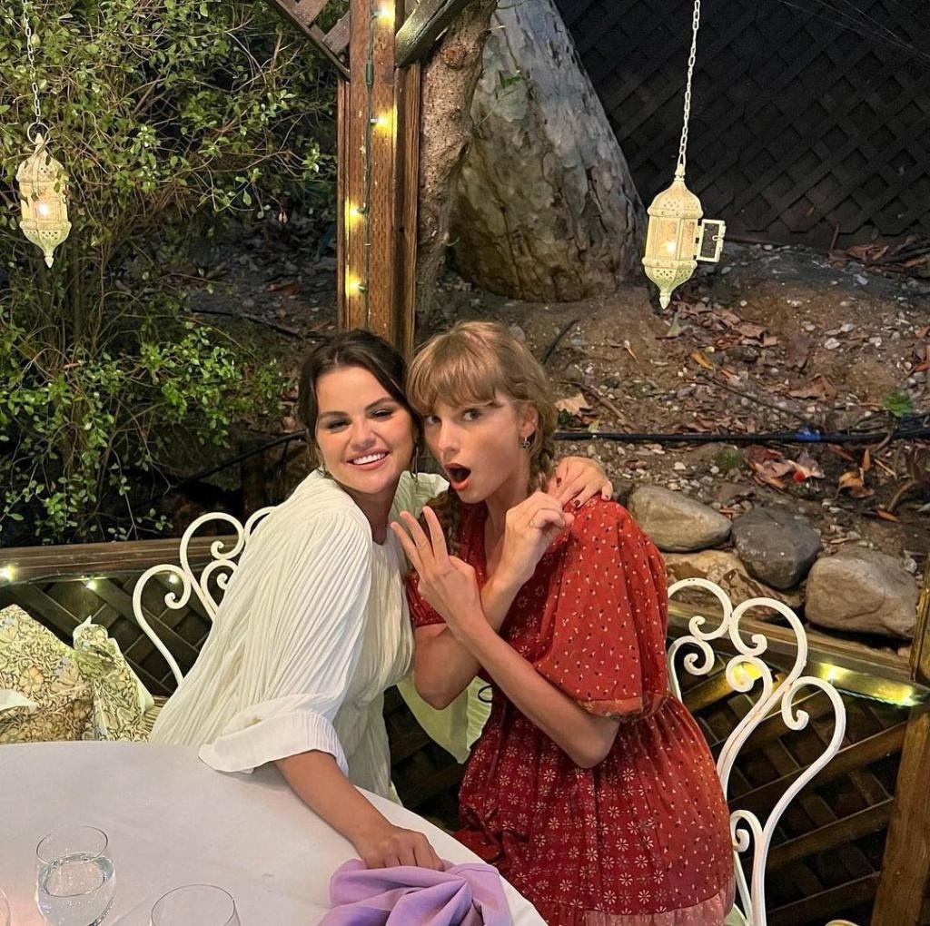 Cặp sao thân thiết nhiều năm. Ảnh: Instagram/Selena Gomez..jpg