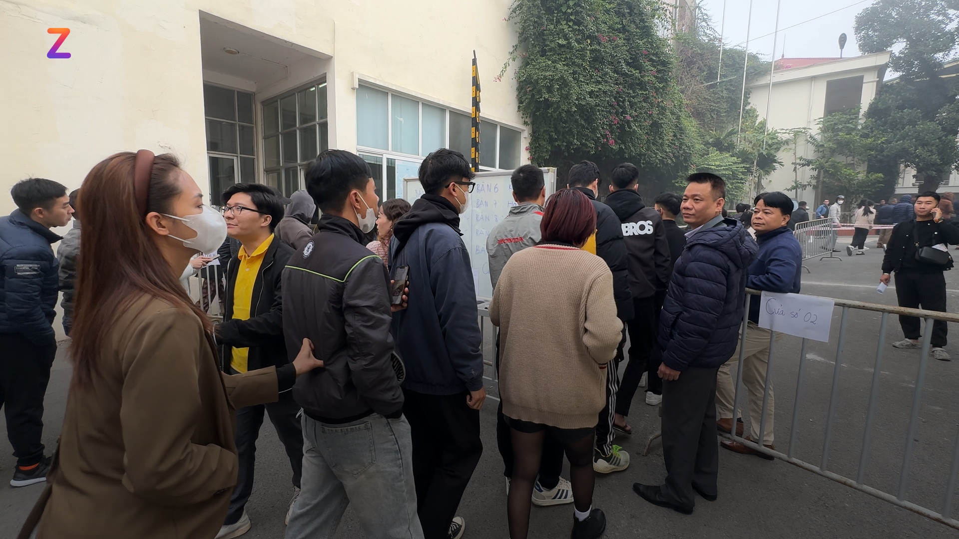 Hang nghin nguoi xep hang nhan ve chung ket, phe ve van hoanh hanh hinh anh