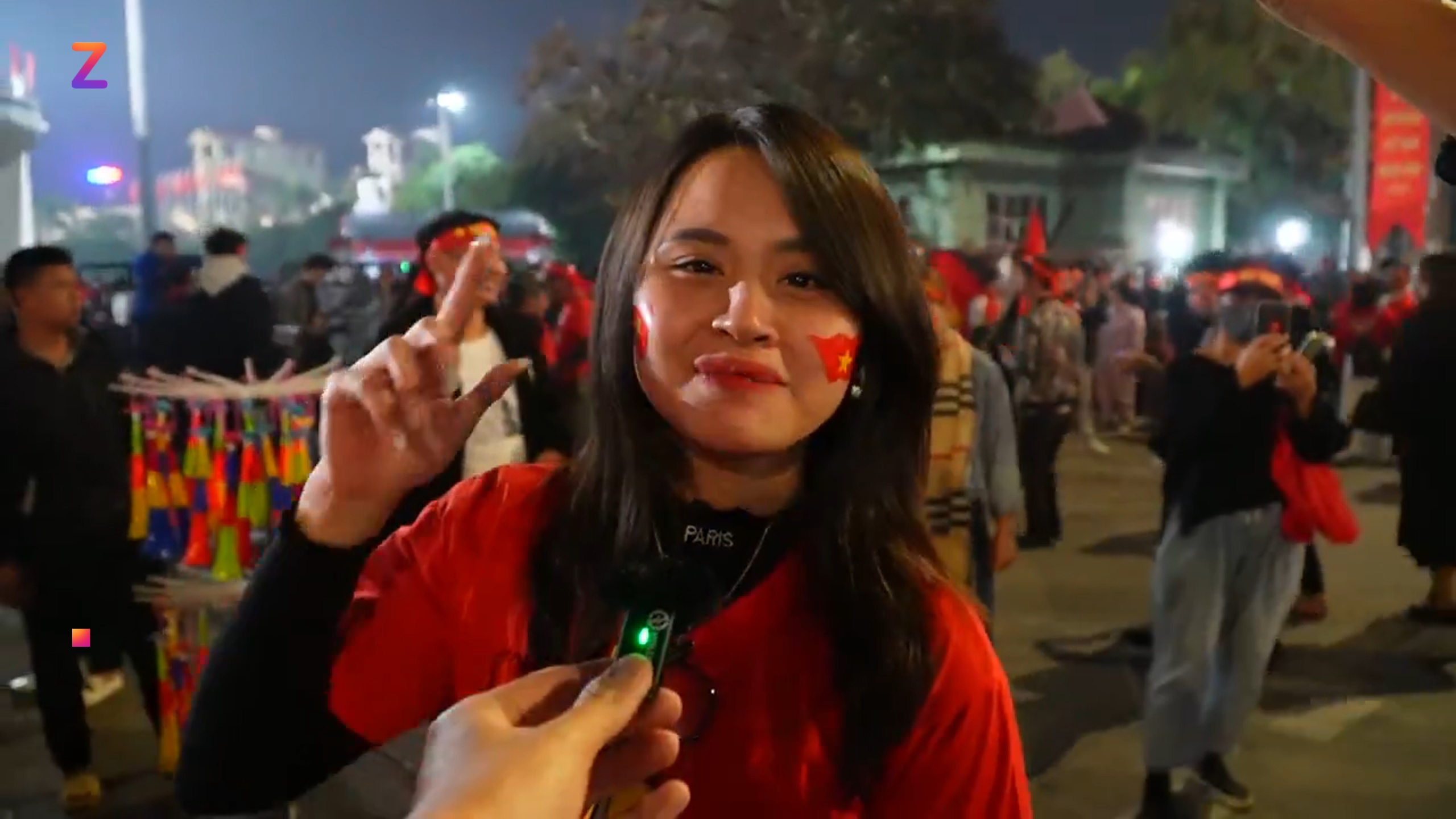 Co dong vien tu tin vao chien thang cua doi tuyen Viet Nam hinh anh