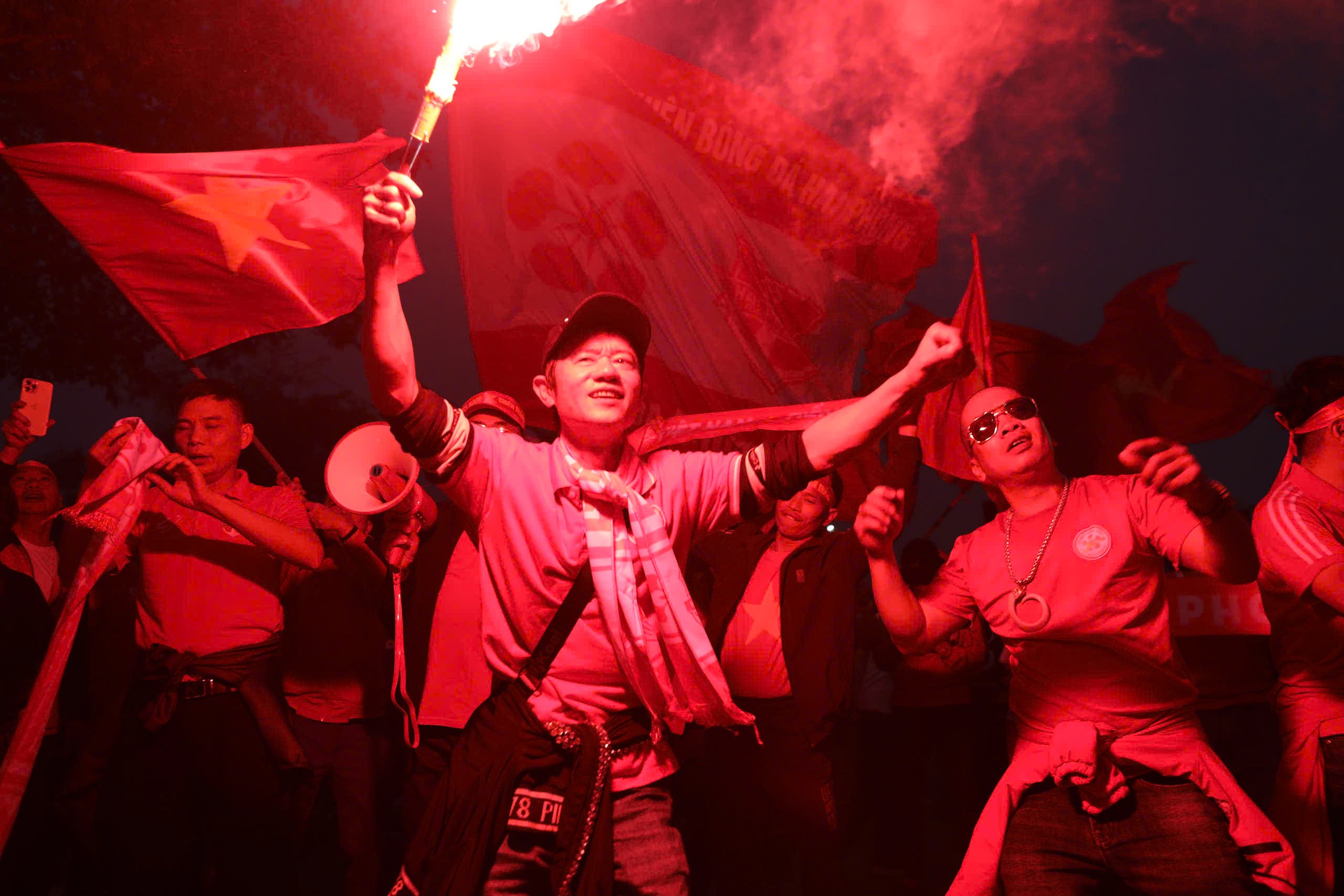 Khong khi tung bung ngoai SVD Viet Tri truoc gio bong lan hinh anh