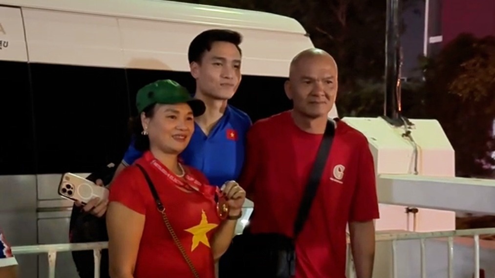 Bui Hoang Viet Anh tim gap bo me dau tien sau khi vo dich hinh anh