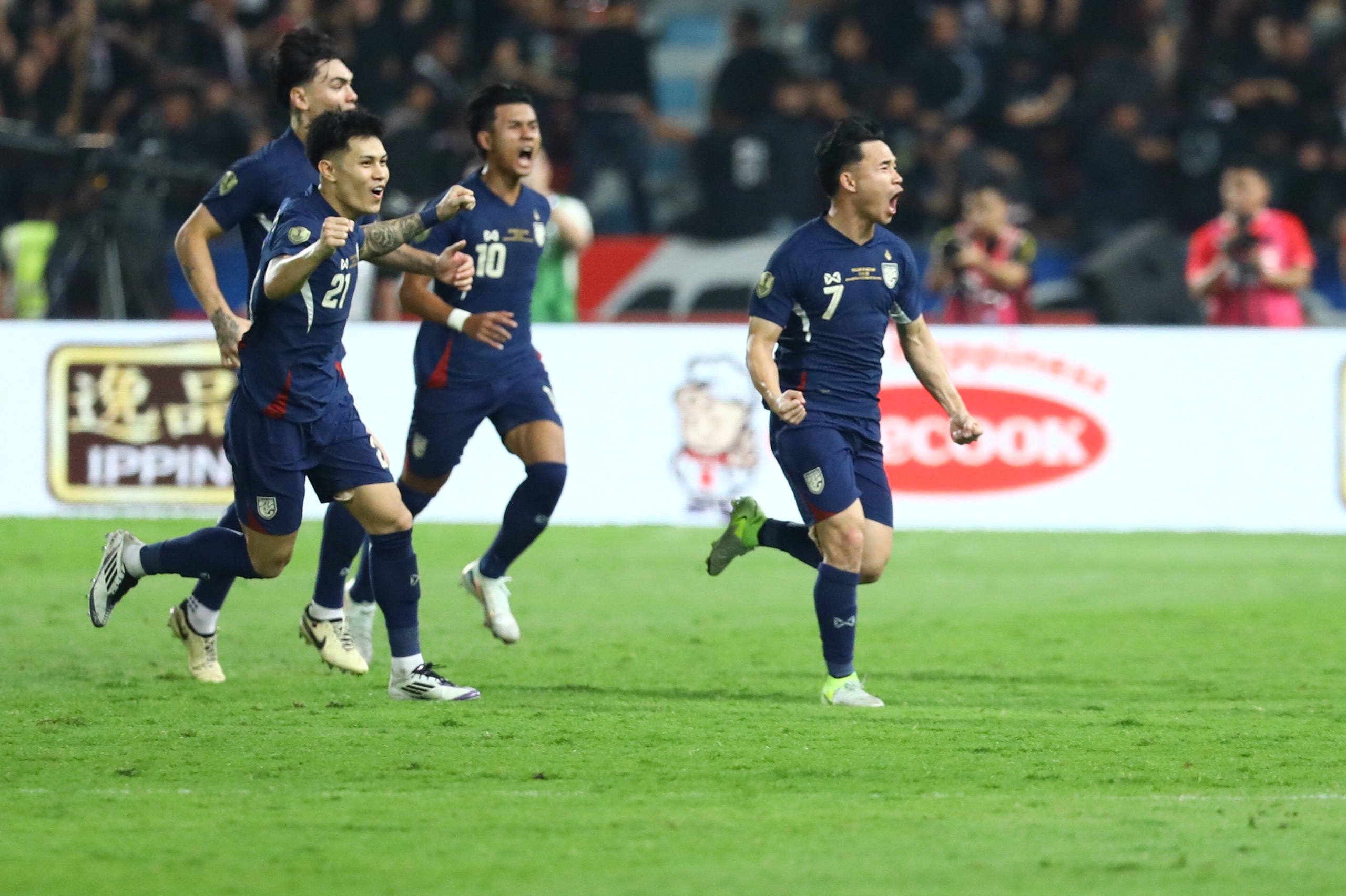 Ban thang thieu fair-play cua doi tuyen Thai Lan hinh anh