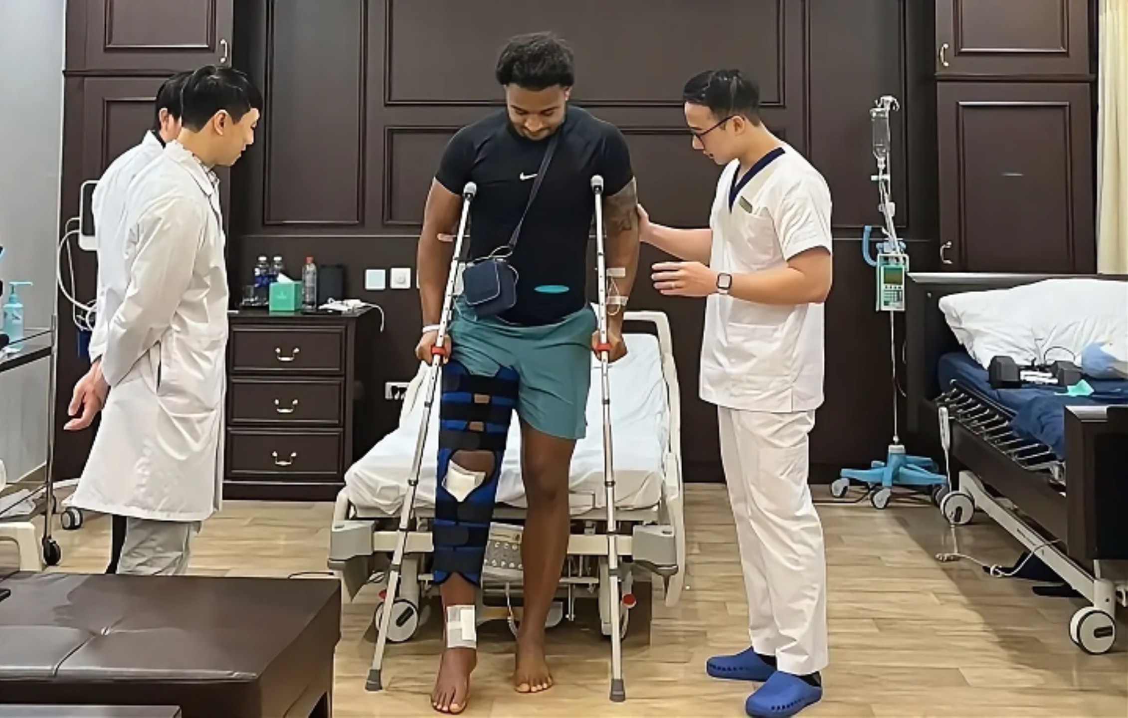 Xuan Son tap di bang nang sau ca phau thuat hinh anh