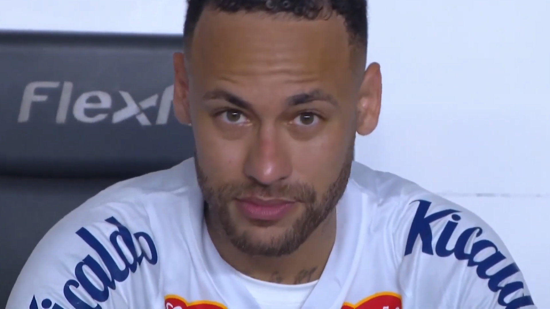 Hang nghin CDV bat flash chao don Neymar trong ngay tro ve Santos hinh anh