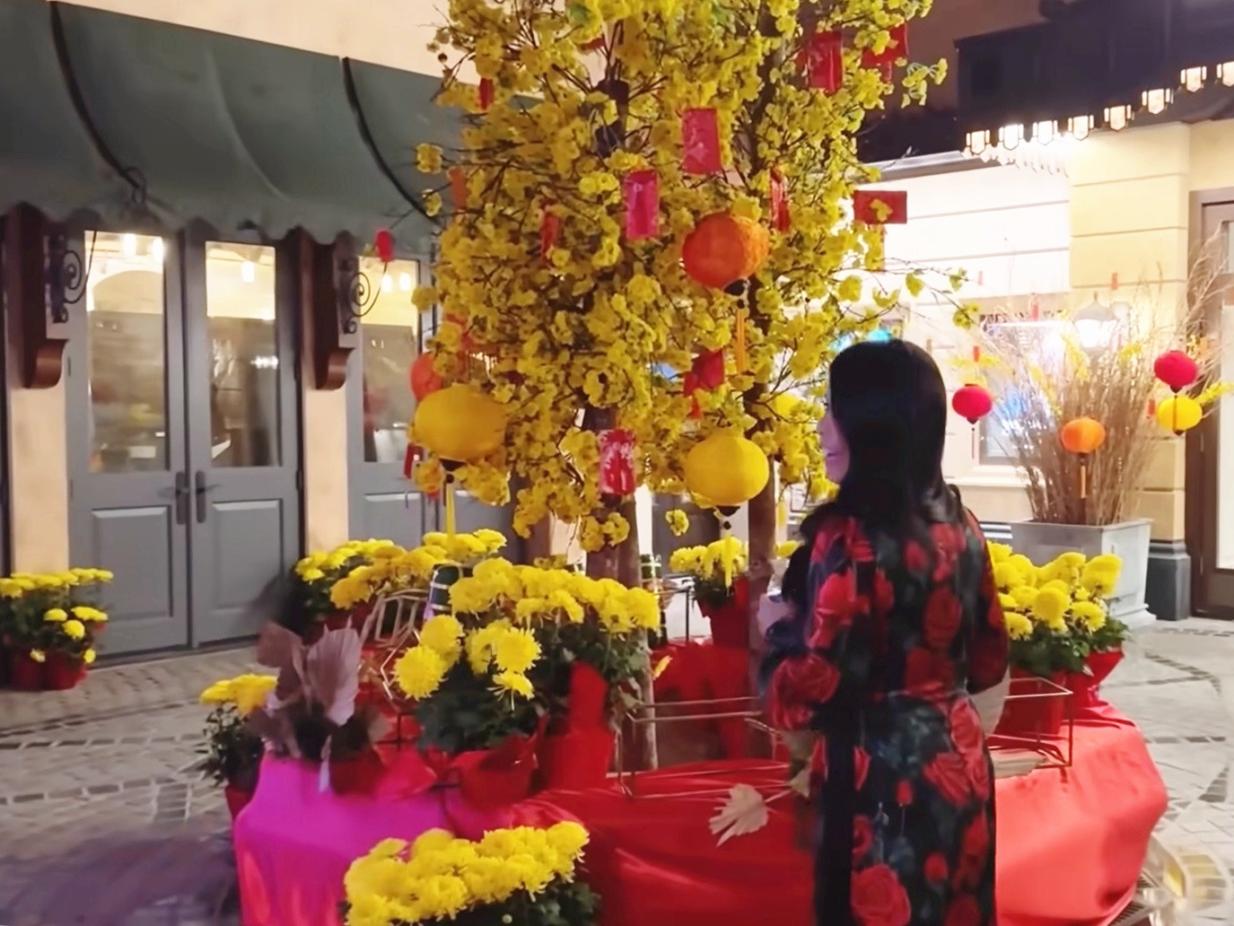 Chong ca si Bich Tuyen pha do dai phun nuoc bi Dam Vinh Hung lam sap hinh anh