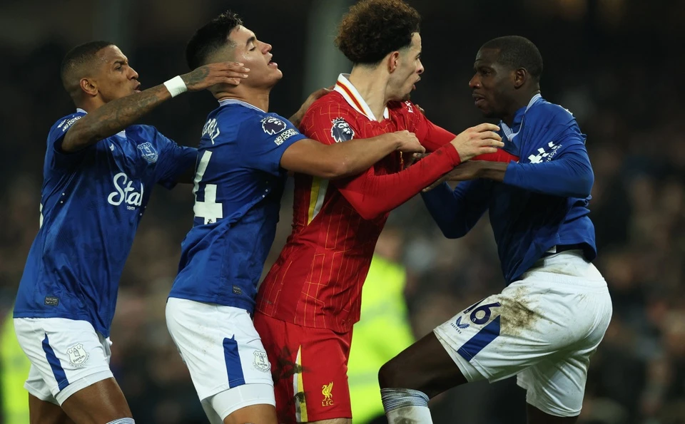 Cau thu Liverpool va Everton au da tren san hinh anh