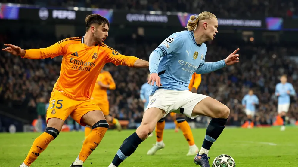 Man doi dau cang thang giua Haaland va Asencio hinh anh