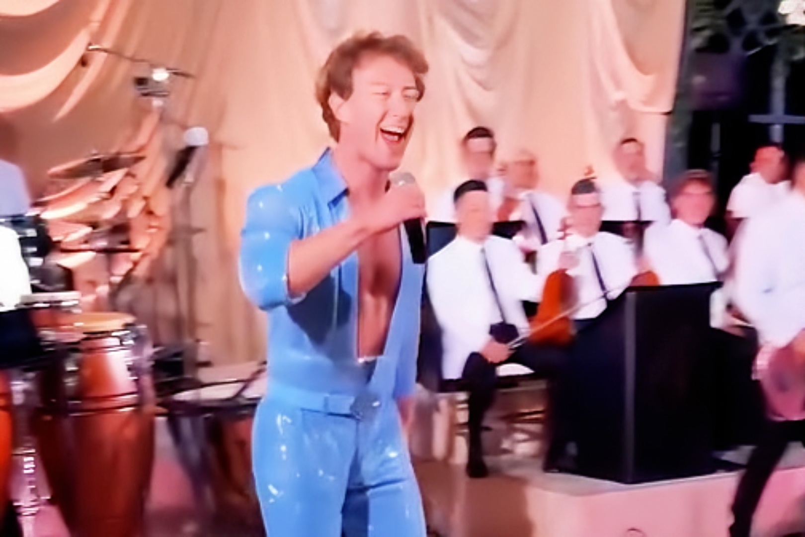 Ty phu Mark Zuckerberg dien trang phuc tao bao hinh anh