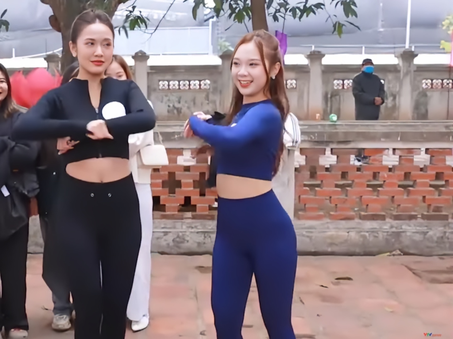 Canh gay tranh cai trong 'Gap nhau cuoi tuan' hinh anh