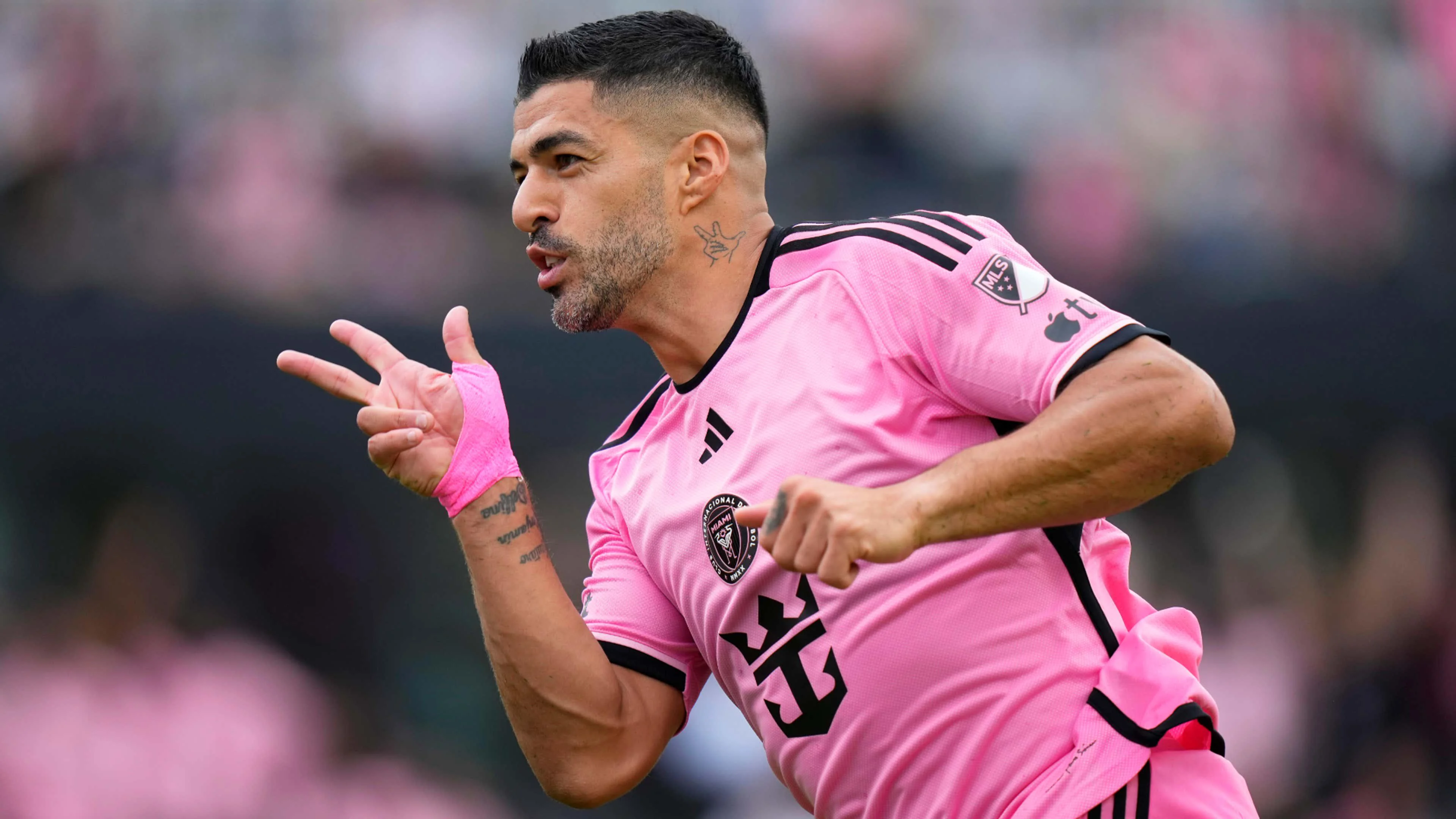 Than hinh nang ne, Suarez van di bong ghi ban manh me tai MLS hinh anh