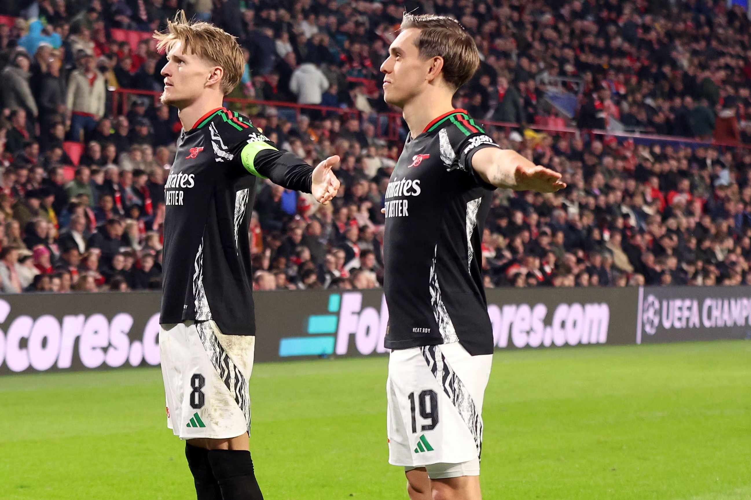 Ban thang cua Odegaard va Trossard trong tran Arsenal huy diet PSV 7-1 hinh anh