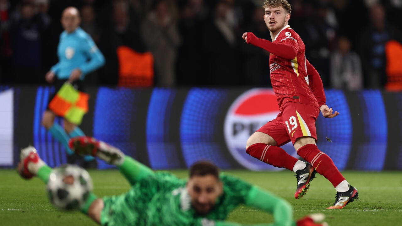 Ban thang cua Elliott trong tran cau dien ro giua Liverpool va PSG hinh anh