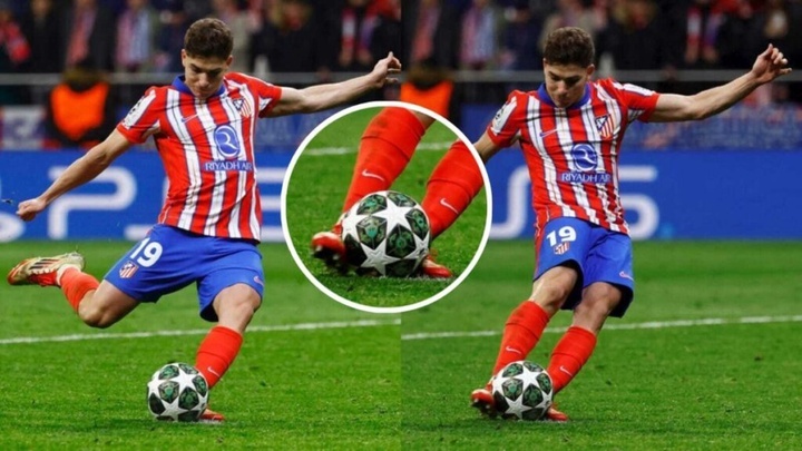 Goc may cho thay Julian Alvarez cham 2 chan vao bong hinh anh