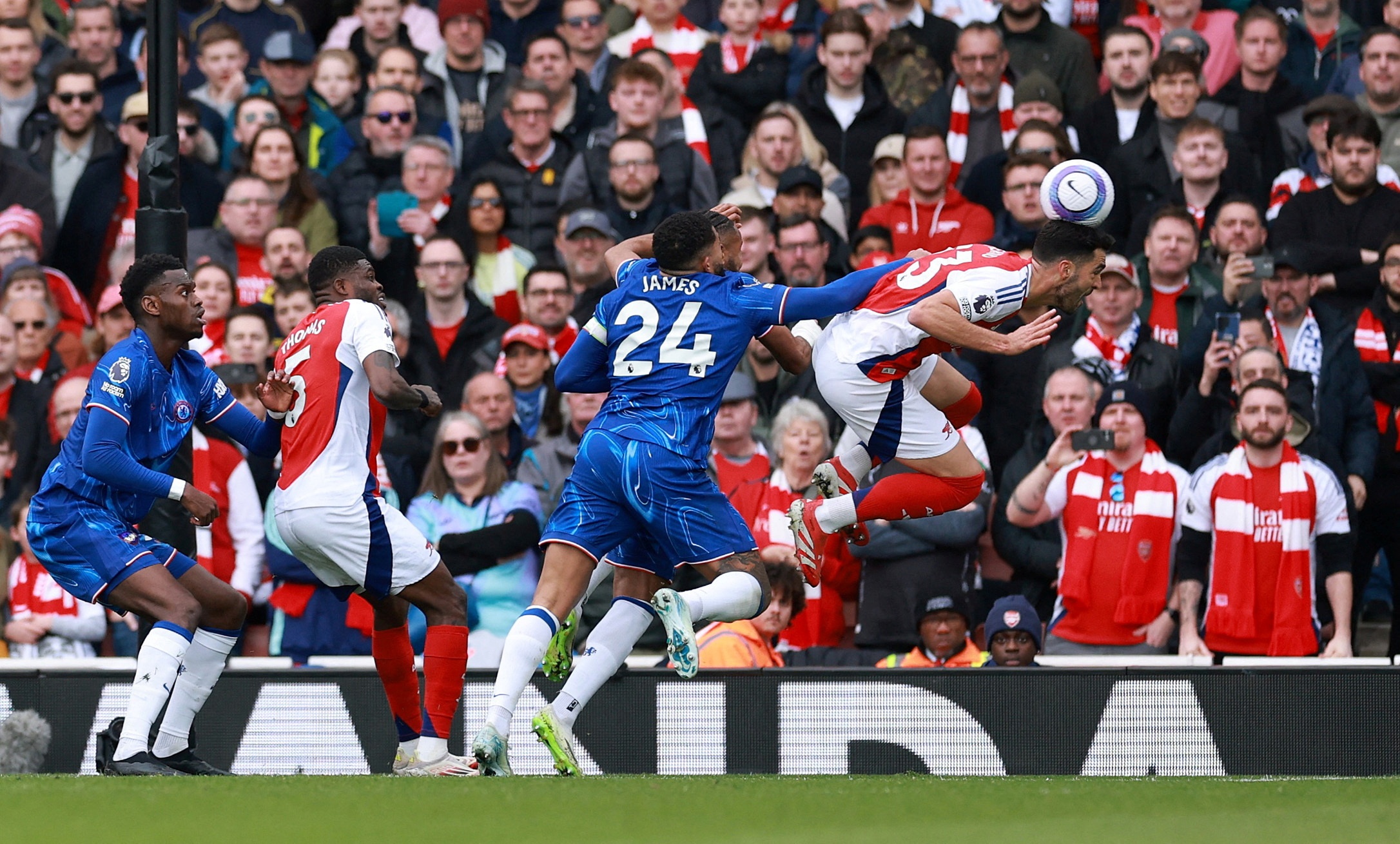 'Ma thuat' phat goc giup Arsenal danh bai Chelsea hinh anh