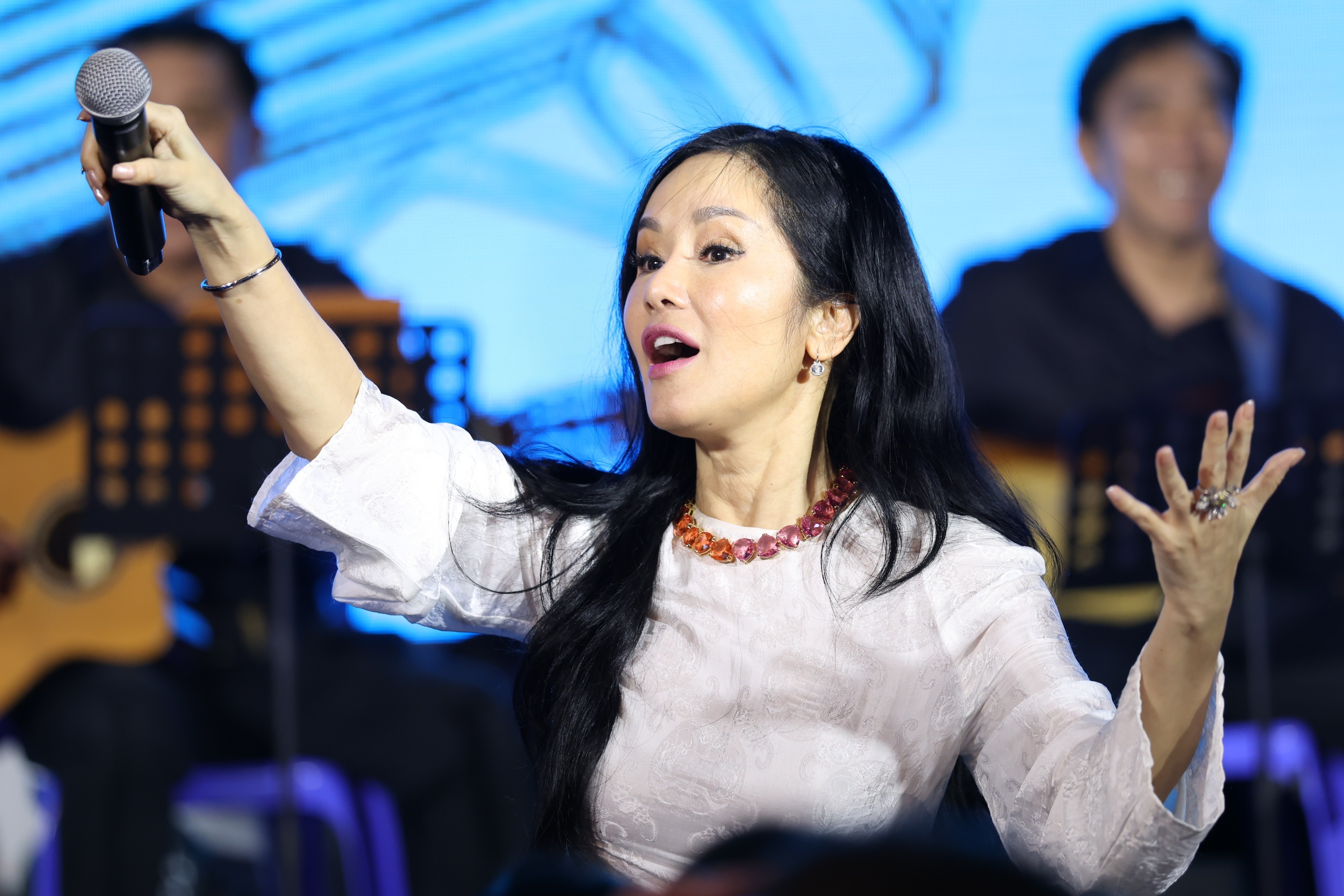 Khan gia doi mua nghe Hong Nhung hat tuong nho Trinh Cong Son hinh anh