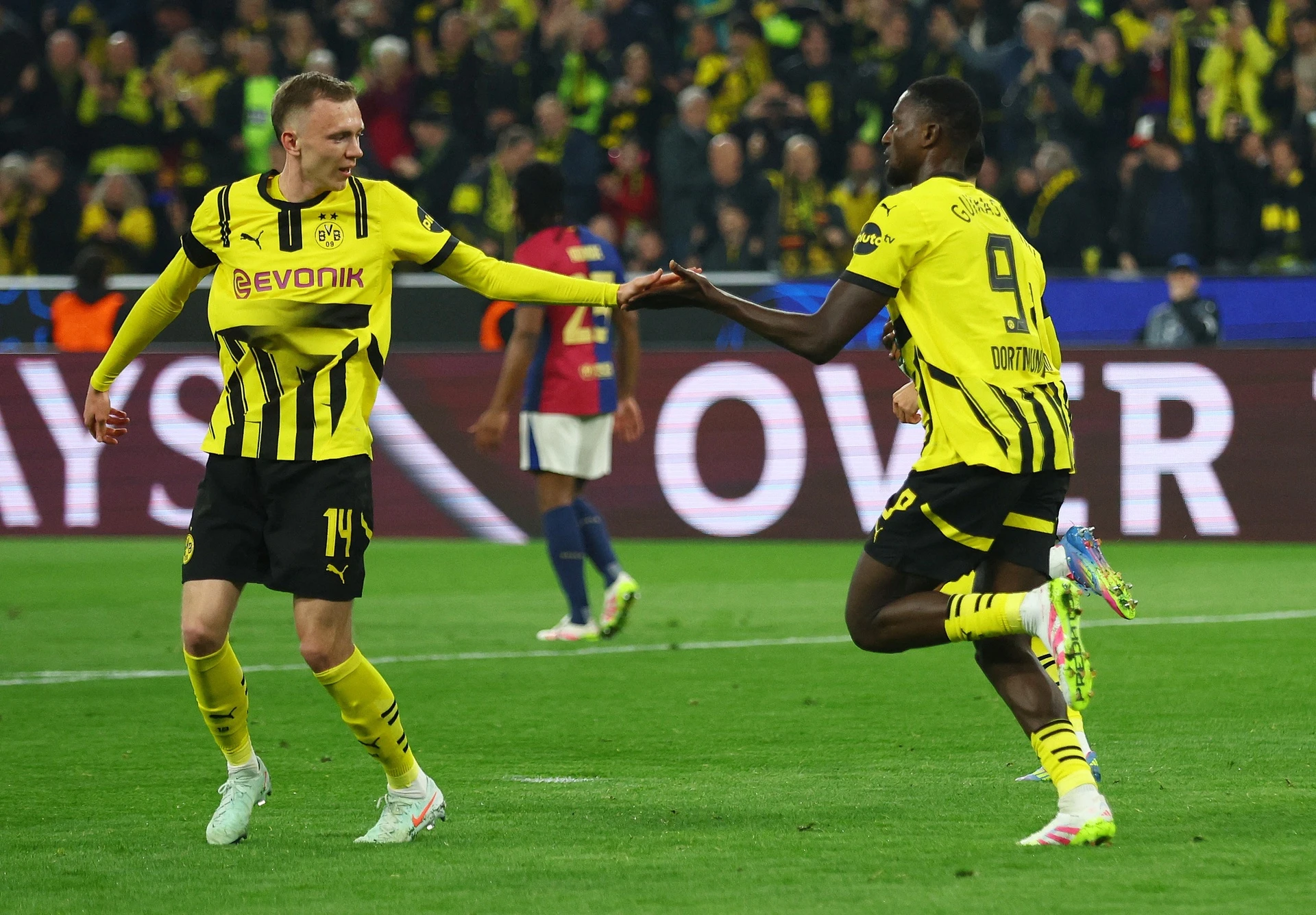 Cu hat-trick cua Guirassy trong tran Dortmund thang Barca hinh anh