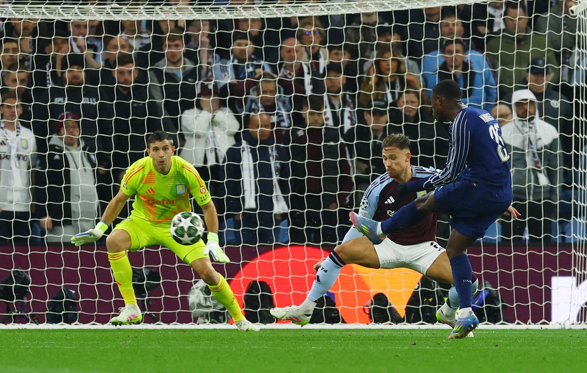 Cac ban thang trong tran Aston Villa danh bai PSG hinh anh