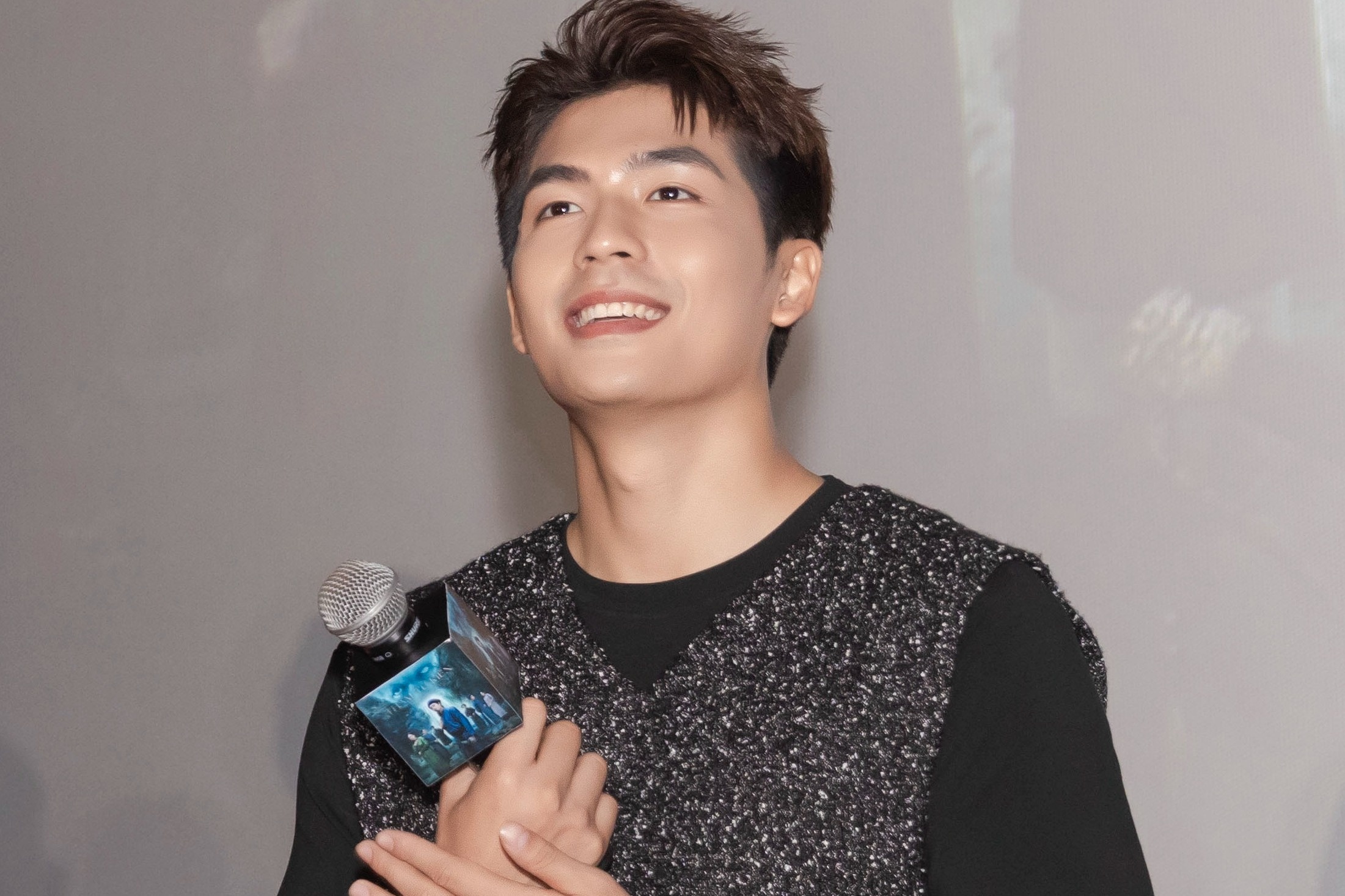 Quoc Anh len tieng ve tin 'xao couple' voi Tieu Vy hinh anh