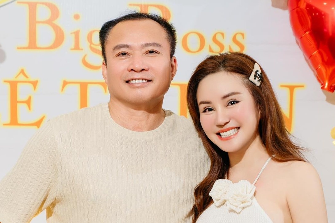 Vy Oanh ben chong doanh nhan hon 15 tuoi hinh anh